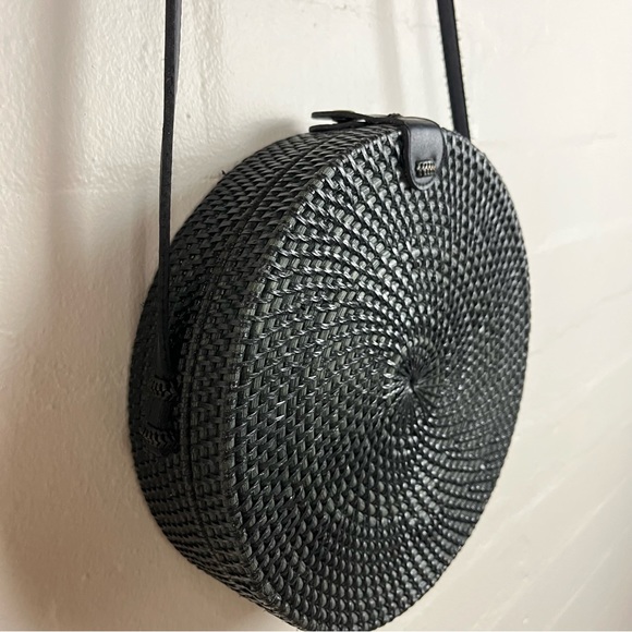 Wicker Crossbody Bag Vintage Style Lined interior Black circular Bag Clasp Close - Picture 14 of 17